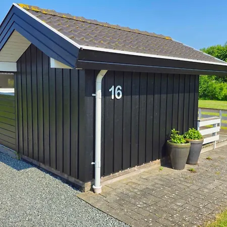 Dom wakacyjny Cozy And Modern With Equipment